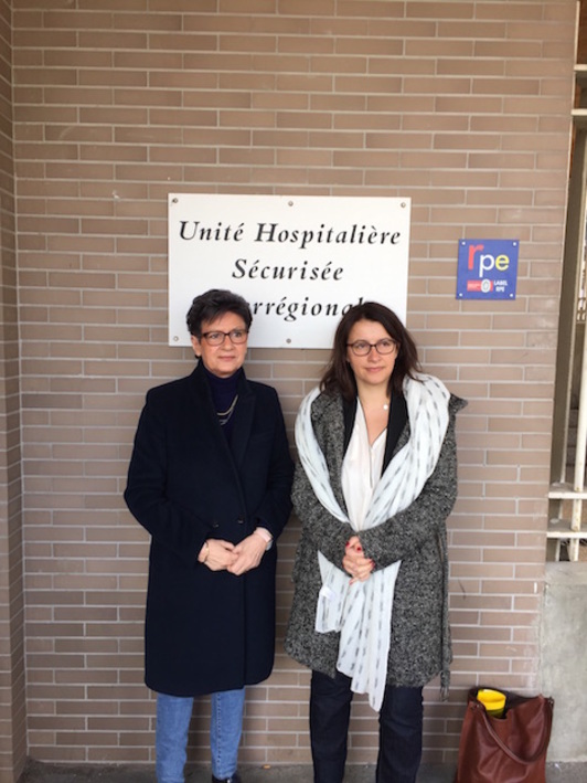 Alaux y Duflot, a las puertas del centro en el que se encuentra internado Oier Gómez. (Bagoaz)