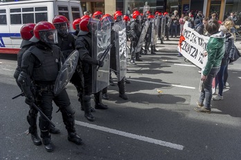 Tentsio uneak izan dira Gasteizen Ertzaintzarekin. (Juanan RUIZ/ARGAZKI PRESS)