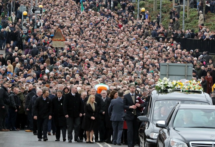 Miles de personas han acompañado la comitiva fúnebre por Martin McGuinness. (Paul FAITH / AFP)