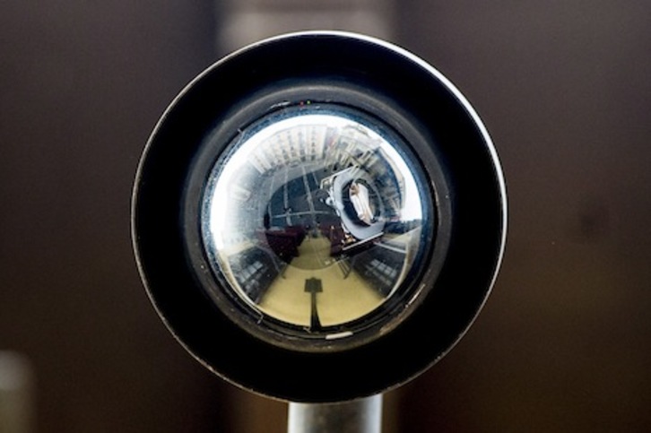 Una de las numerosas cámaras de videovigilancia colocadas en Iruñea. (Iñigo URIZ/FOKU)