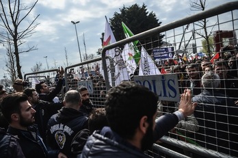 Segurtasun neurri zorrotzen artean ospatu dute aurten kurduek Newroz festa nazionala. (Ozan KOSE/AFP)