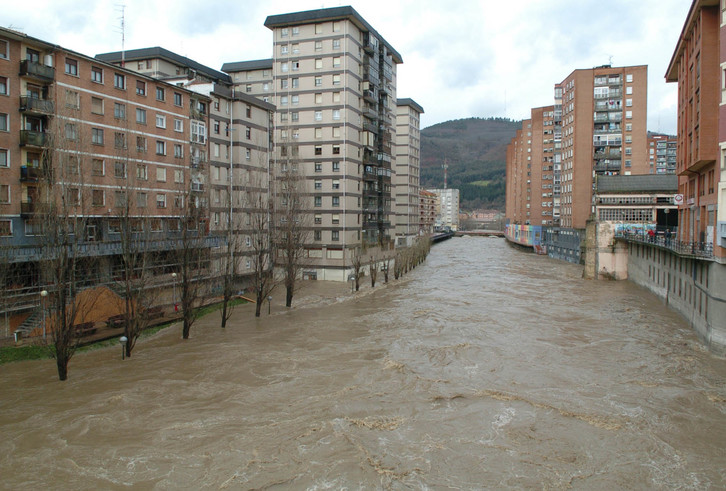 Inundaciones en Basauri en 2009. (Jon HERNAEZ / ARGAZKI PRESS)