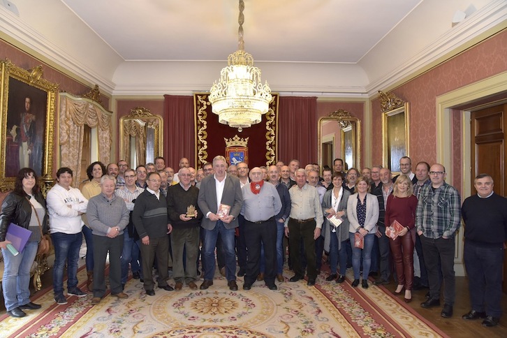 El alcalde de Iruñea, Joseba Asiron, ha recibido a la Peña los Irunshemes. (Ayuntamiento de Iruñea)