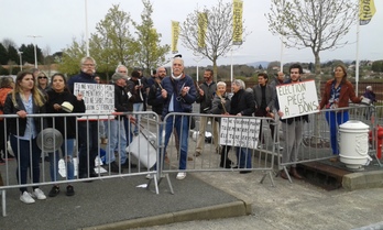 Les casserolles étaient bien là, hier, pour acceuillir François Fillon. ©Caroline Malczuk