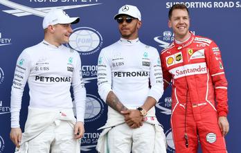 Hamilton (centro), acompañado de Vettel (derecha) y Bottas (izquierda). (William WEST/AFP)