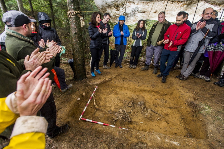 La sociedad Aranzadi ha exhumado los restos de un gudari del 36 en Legutio. (Jaizki FONTANEDA / ARGAZKI PRESS)