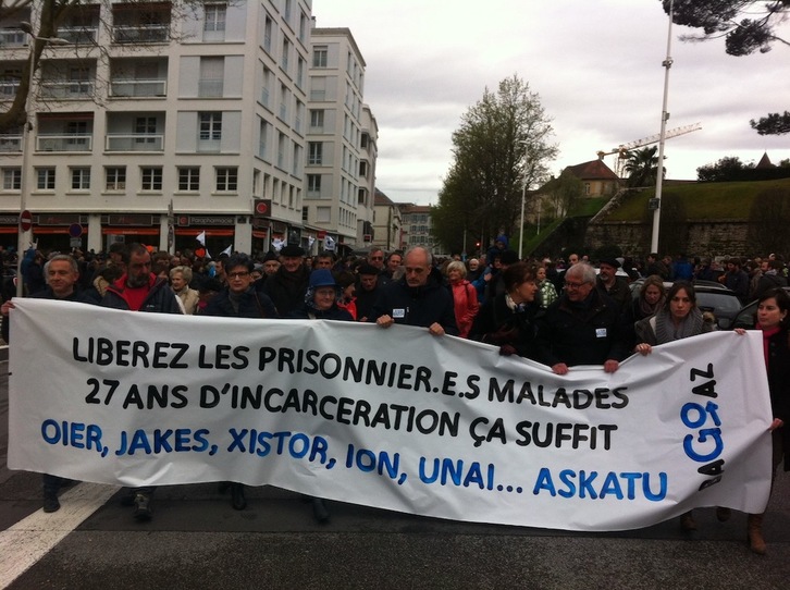 Preso gaixoen eta 27 urte espetxean daramatzaten presoen aldeko mobilizazioa, Baionan. (Idoia ERASO)
