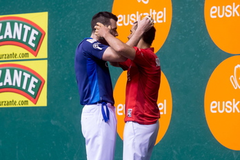 Bengoetxea y Jaka se saludan al final del encuentro. (Iñigo URIZ / ARGAZKI PRESS)