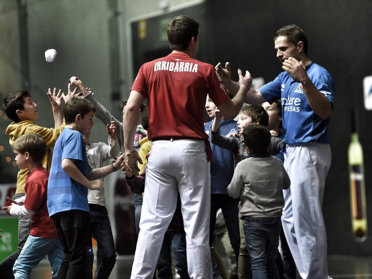 Aimar Olaizola Irribarria zoriontzen partida amaieran (ARGAZKI PRESS) 
