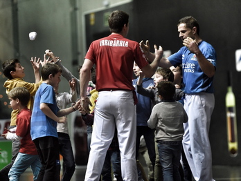 Aimar Olaizola Irribarria zoriontzen partida amaieran (ARGAZKI PRESS) 