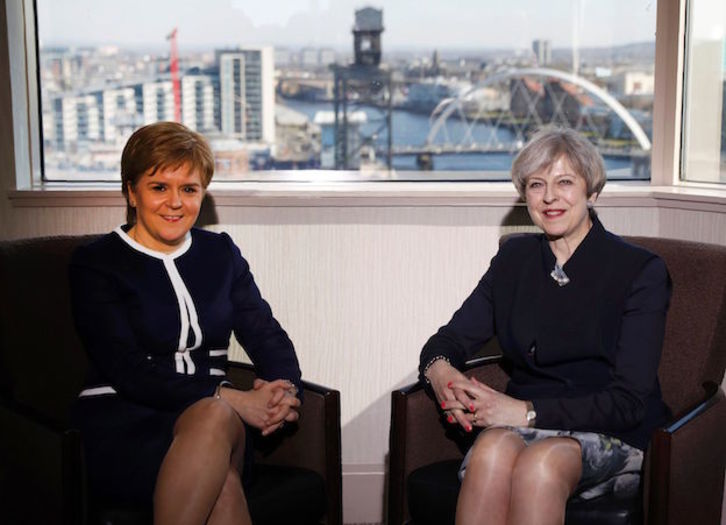 Sturgeon y May posan para los medios al comienzo de la reunión. (RUSSELL CHEYNE / AFP)