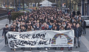 Gurasoek deituta, manifestazioa egin zuten Errenterian, gazteen askatasuna aldarrikatuz. (Andoni CANELLADA / ARGAZKI PRESS)
