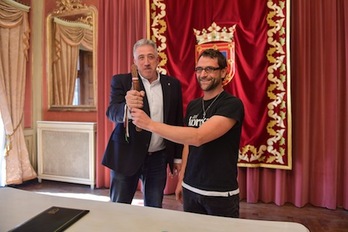 El alcalde Asiron y Asier Biurrun posan con el testigo de la Korrika. (Idoia ZABALETA/ARGAZKI PRESS)