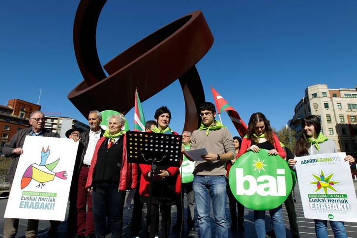 Miembros de Independentistak han presentado el Aberri Eguna que se celebrará en Gernka. (Aritz LOIOLA / ARGAZKI PRESS)