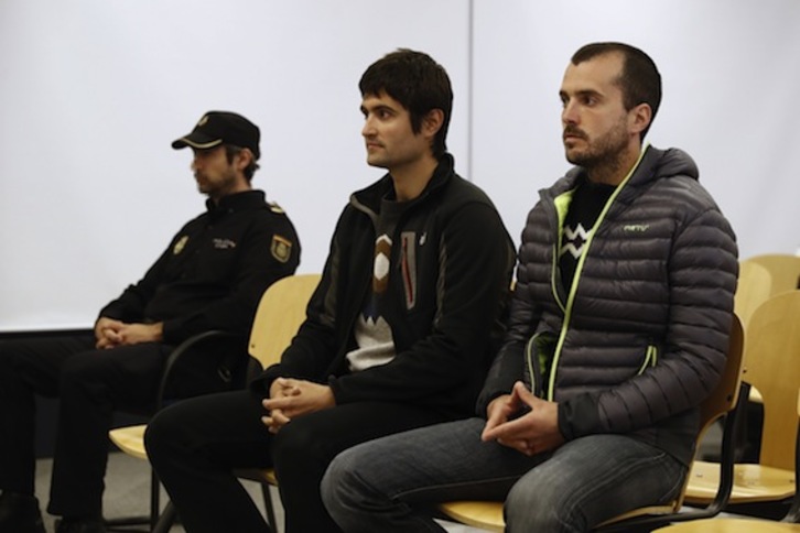 Beñat Aginagalde y Joanes Larretxea, durante el juicio en la AN. (POOL EFE)