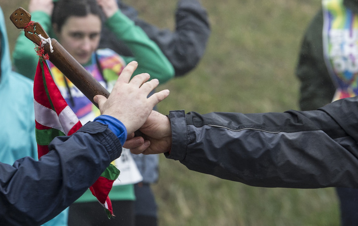 Korrikaren lekukoa milaka eskutatik pasako da aurten ere. (Jagoba MANTEROLA| ARGAKZI PRESS)