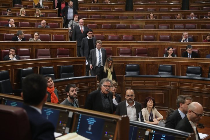 Diputados de PDeCAT, ERC, Podemos y Compromís, en el momento en el que han abandonado el Pleno del Congreso. (@carlescampuzano)