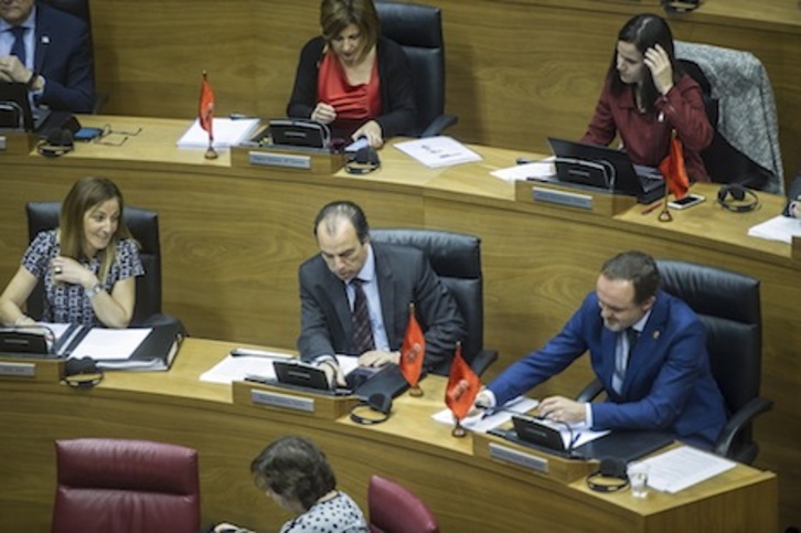 Los parlamentarios de UPN han colocado banderas navarras en sus escaños. (Jagoba MANTEROLA/ARGAZKI PRESS)S