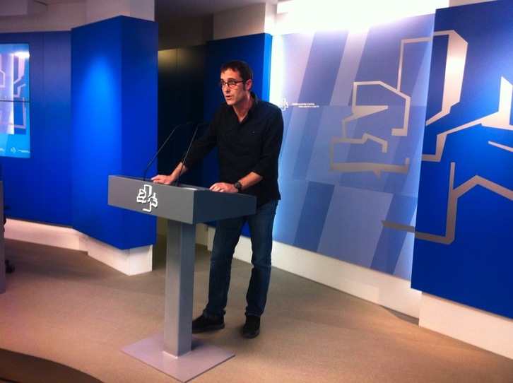 Julen Arzuaga ha comparecido en nombre de los firmantes de la iniciativa. (@gara_iiriondo)