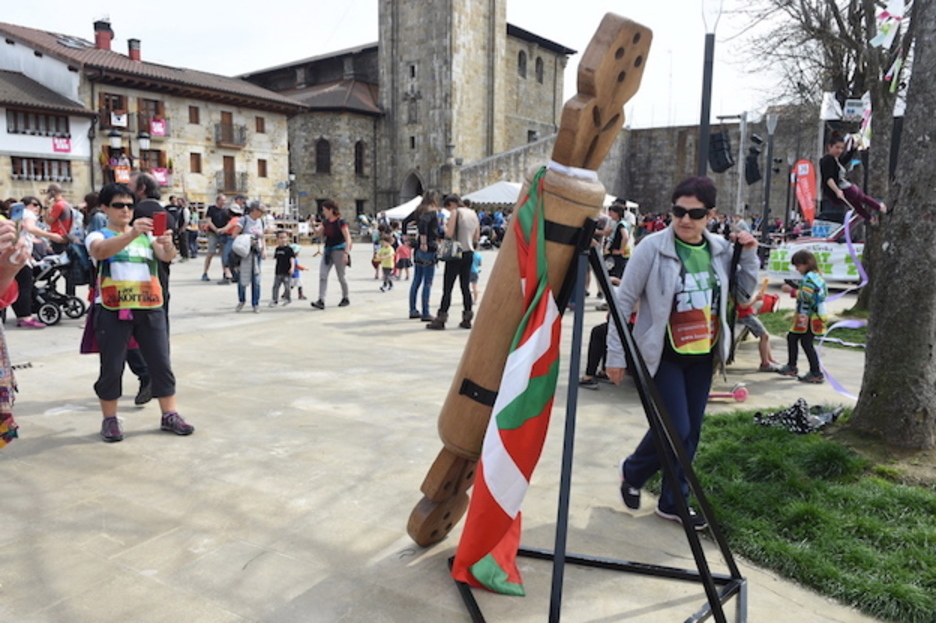 Un enorme testigo presidía la plaza de Otxandio. (ARGAZKI PRESS) Un enorme testigo presidía la plaza de Otxandio. (ARGAZKI PRESS)