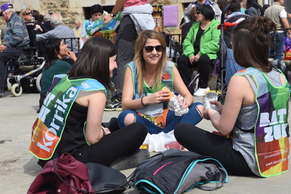 Cogiendo fuerzas antes de cubrir los primeros kilómetros. (ARGAZKI PRESS) Cogiendo fuerzas antes de cubrir los primeros kilómetros. (ARGAZKI PRESS)