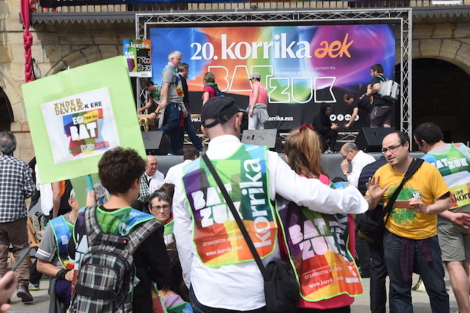 Preparando el escenario antes de la hora de arranque. (ARGAZKI PRESS) Preparando el escenario antes de la hora de arranque. (ARGAZKI PRESS)