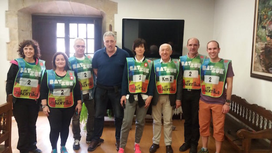 Alcaldes y representantes municipales, preparados para correr el segundo kilómetro. (AEK) Alcaldes y representantes municipales, preparados para correr el segundo kilómetro. (AEK)