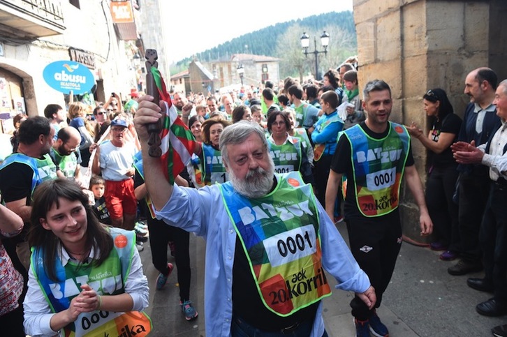 Urtsa Errasti, responsable de las 5 primeras ediciones de Korrika, ha sido el primero en llevar el testigo. (ARGAZKI PRESS)