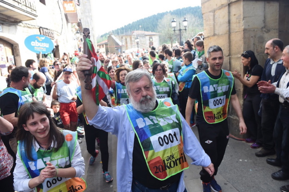 Urtsa Errasti, responsable de las 5 primeras ediciones de Korrika, ha sido el primero en llevar el testigo. (ARGAZKI PRESS) Urtsa Errasti, responsable de las 5 primeras ediciones de Korrika, ha sido el primero en llevar el testigo. (ARGAZKI PRESS)