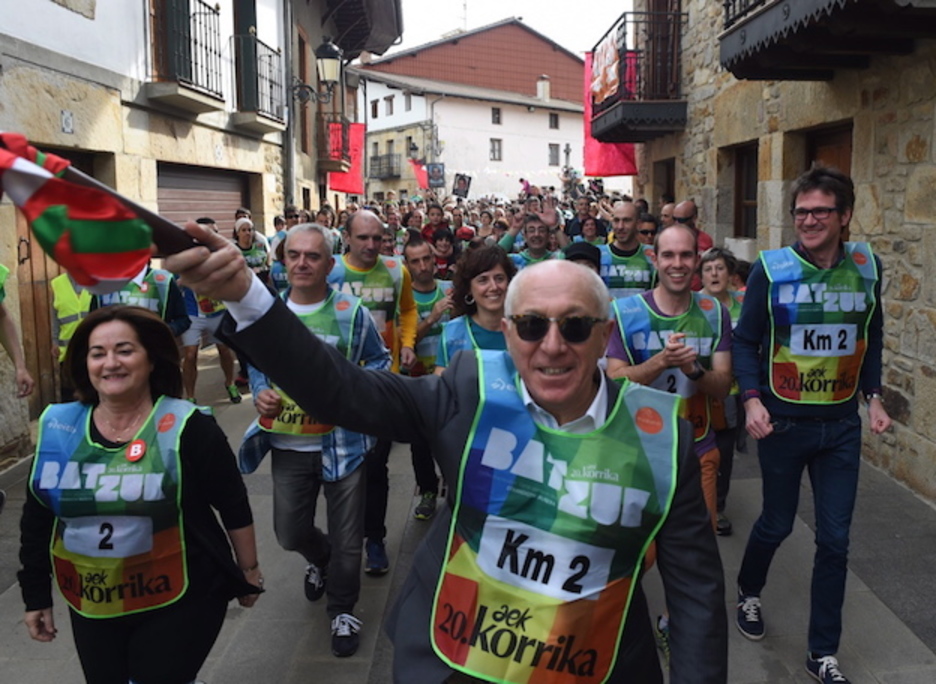 Jean René Etchegaray, alcalde de Baiona, porta el testigo en el segundo kilómetro. (ARGAZKI PRESS) Jean René Etchegaray, alcalde de Baiona, porta el testigo en el segundo kilómetro. (ARGAZKI PRESS)