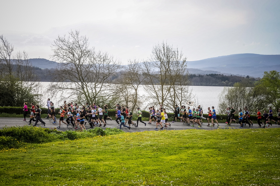La carrera a su paso por Legutio. (Jaizki FONTANEDA/ARGAZKI PRESS) La carrera a su paso por Legutio. (Jaizki FONTANEDA/ARGAZKI PRESS)