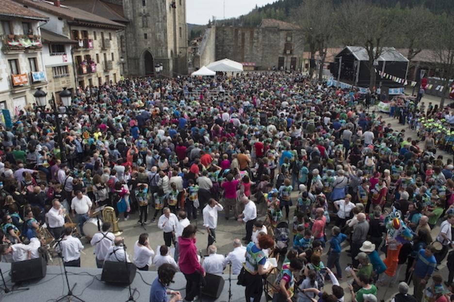La plaza de Otxandio, repleta de gente. (Monika DEL VALLE / ARGAZKI PRESS) La plaza de Otxandio, repleta de gente. (Monika DEL VALLE / ARGAZKI PRESS)