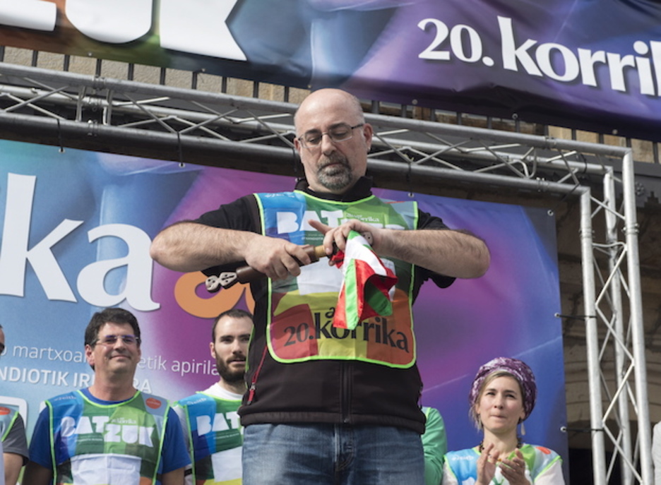 Asier Amondo introduce en el testigo el mensaje final. (Monika DEL VALLE / ARGAZKI PRESS) Asier Amondo introduce en el testigo el mensaje final. (Monika DEL VALLE / ARGAZKI PRESS)