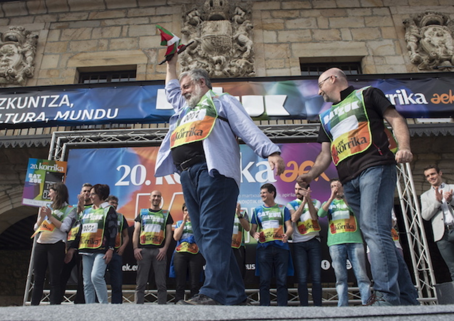 Urtsa Errasti da los primeros pasos con el testigo. (Monika DEL VALLE / ARGAZKI PRESS) Urtsa Errasti da los primeros pasos con el testigo. (Monika DEL VALLE / ARGAZKI PRESS)