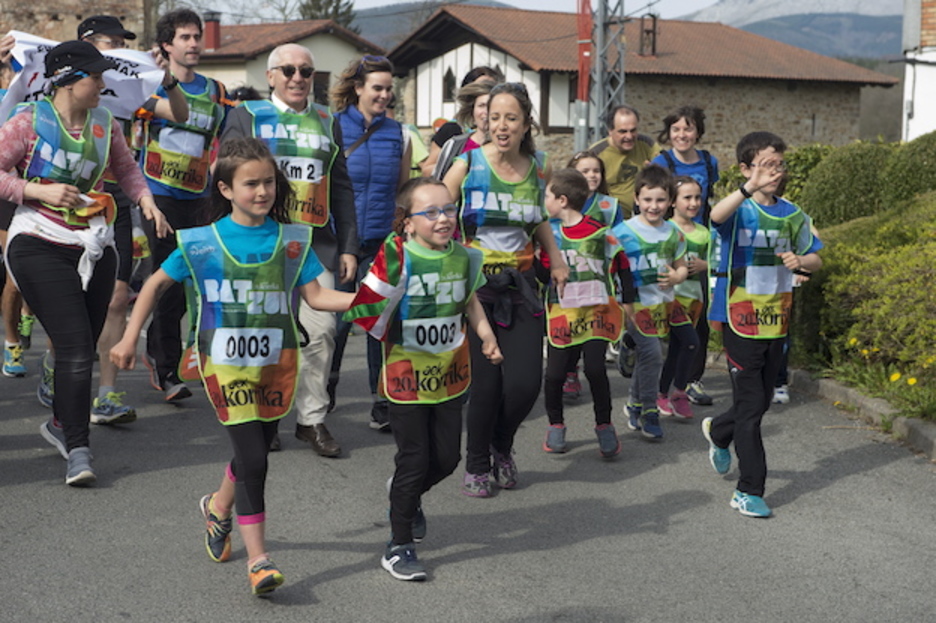 Los y las más pequeñas de Otxandio inician su relevo. (Monika DEL VALLE / ARGAZKI PRESS) Los y las más pequeñas de Otxandio inician su relevo. (Monika DEL VALLE / ARGAZKI PRESS)