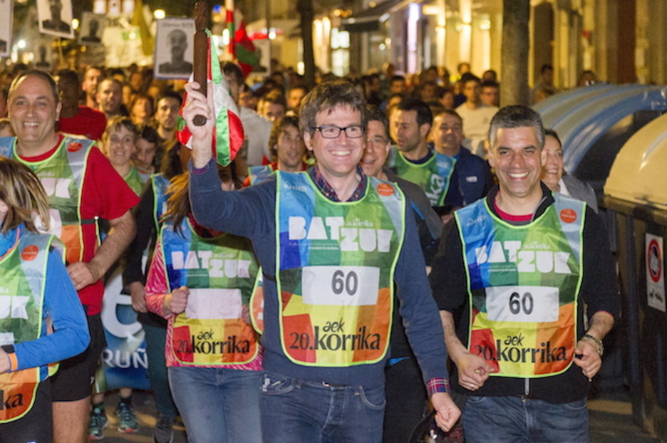 El alcalde Gorka Urtaran ha hecho doblete, primero en Otxandio y luego en Gasteiz. (Juanan RUIZ / ARGAZKI PRESS) El alcalde Gorka Urtaran ha hecho doblete, primero en Otxandio y luego en Gasteiz. (Juanan RUIZ / ARGAZKI PRESS)
