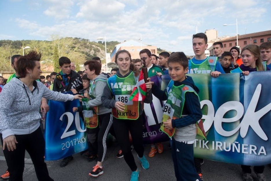 Goizeko lehen orduan korrikalari ugarik egin diote harrera Korrikari Lizarran. (Iñigo URIZ/ARGAZKI PRESS)