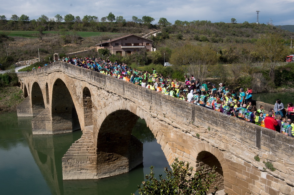 Gareseko zubia, jendez lepo, euskararen alde. (Iñigo URIZ / ARGAZKI PRESS)