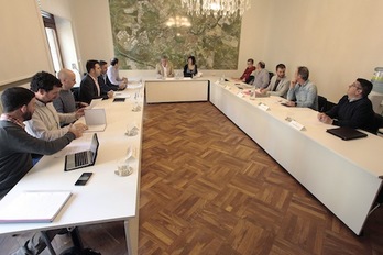 Imagen de la reunión de alcaldes de Nafarroa en la que se ha pedido derogar la Ley de Estabilidad Presupuestaria. (AYUNTAMIENTO DE IRUÑEA)