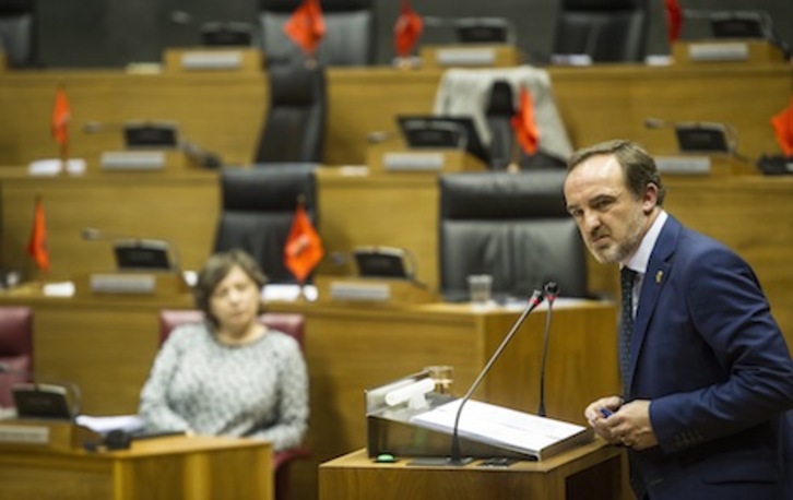 Esparza, durante su intervención en el Pleno en el que se derogó la Ley de Símbolos. (Jagoba MANTEROLA/ARGAZKI PRESS)