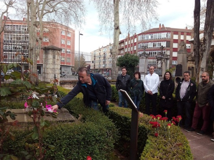 EH Bilduko legebiltzarkide Kike Fernandez de Pinedo, lore eskaintzan. (EH BILDU)