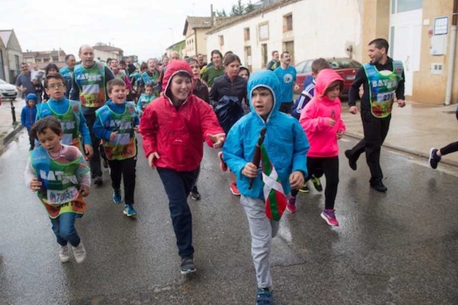 Goizean eguzkia izan den arren, zenbait herritan euripean egin behar izan dute korrika. (Iñigo URIZ/ARGAZKI PRESS)