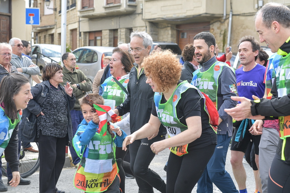 La ilusión de un chaval tras hacerse con el testigo. (Idoia ZABALETA/ARGAZKI PRESS) La ilusión de un chaval tras hacerse con el testigo. (Idoia ZABALETA/ARGAZKI PRESS)
