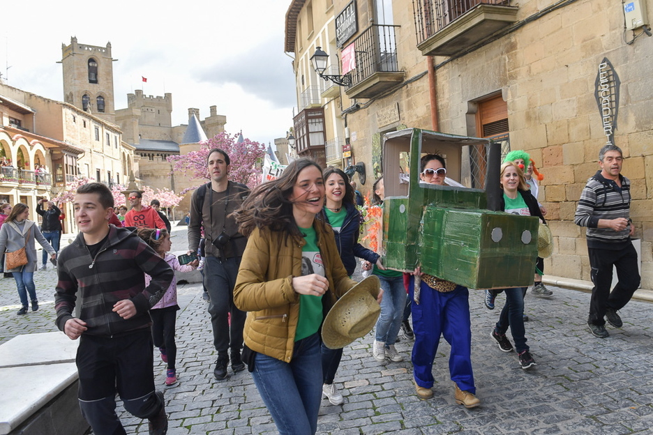 También vale disfrazarse para correr la Korrika. (Idoia ZABALETA/ARGAZKI PRESS) También vale disfrazarse para correr la Korrika. (Idoia ZABALETA/ARGAZKI PRESS)