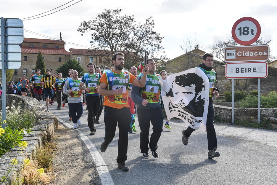 Al llegar a Beire han omenajeado a Karlos. (Idoia ZABALETA/ARGAZKI PRESS) Al llegar a Beire han omenajeado a Karlos. (Idoia ZABALETA/ARGAZKI PRESS)