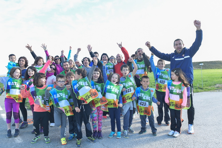 Niños y adultos, todos disfrutan de la Korrika. (Idoia ZABALETA/ARGAZKI PRESS) Niños y adultos, todos disfrutan de la Korrika. (Idoia ZABALETA/ARGAZKI PRESS)