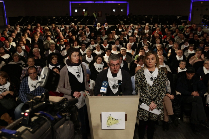 Los portavoces de Etxerat han atendido a los medios ante de la asamblea. (ARGAZKI PRESS)