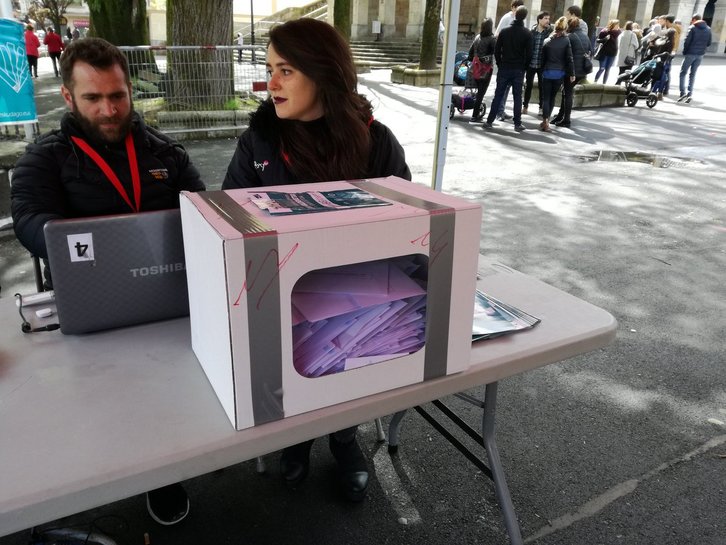 Urnas llenas en Gernika. (@Ion_Salgado)