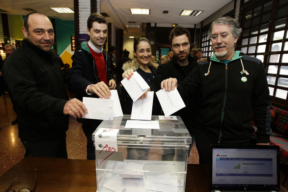 Bermeoko udal ordezkariak izan dira boto-paperekin lehenak. Bermeoko udal ordezkariak izan dira boto-paperekin lehenak.