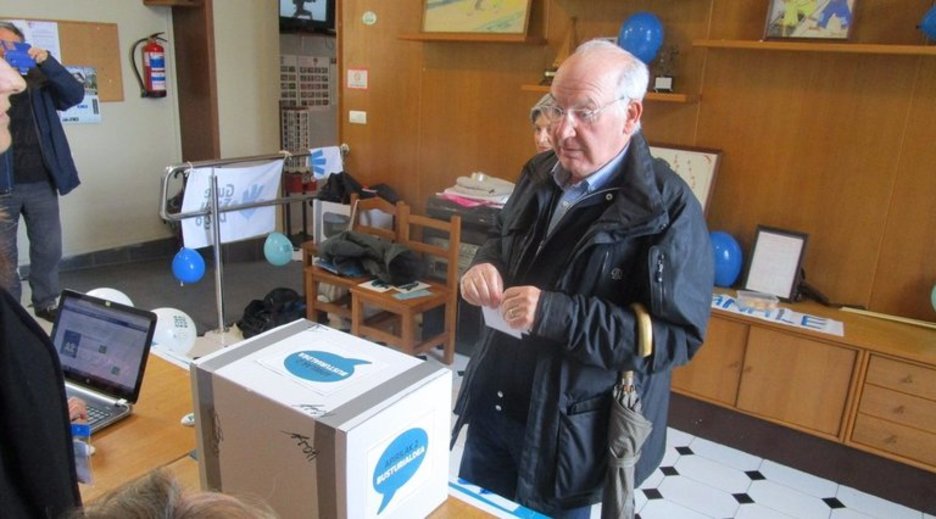 Jose Antonio Ardanza lehendakari ohia ere gerturatu da bozkatzera. Jose Antonio Ardanza lehendakari ohia ere gerturatu da bozkatzera.